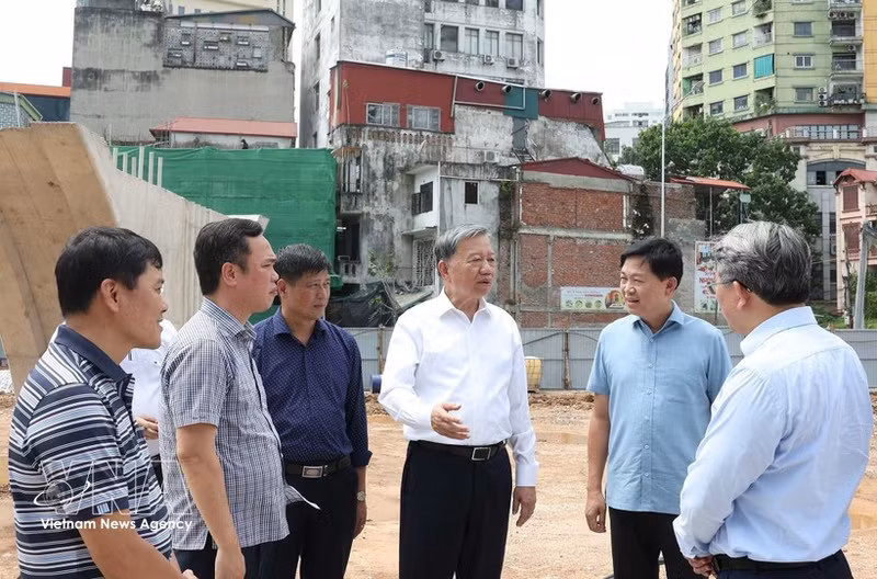 El secretario general del Partido Comunista y presidente de Vietnam, To Lam, inspecciona el proyecto de la carretera de circunvalación 1 (tramo Hoang Cau – Voi Phuc). (Foto: VNA)