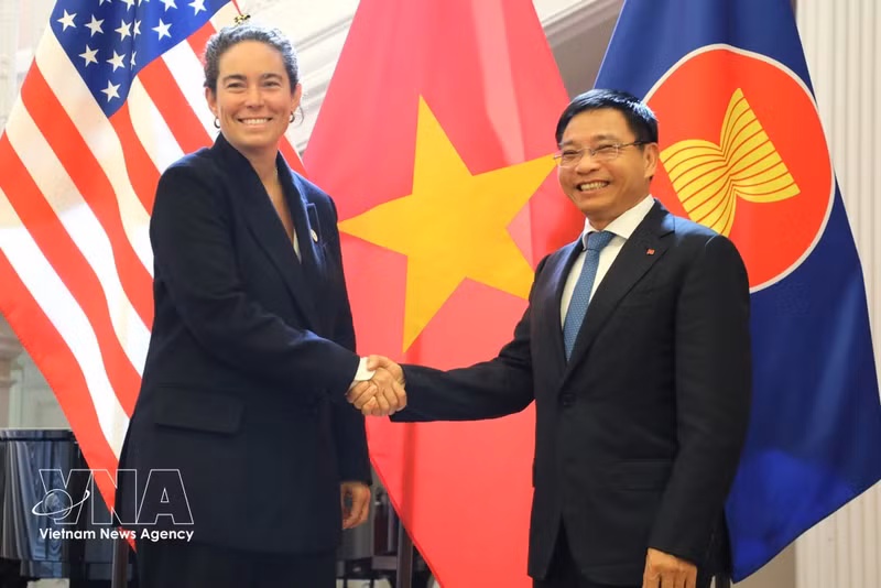 El viceprimer ministro Nguyen Van Thang y la directora de políticas de la Corporación Financiera de Desarrollo de Estados Unidos (DFC), Caroline Vik. (Foto: VNA)