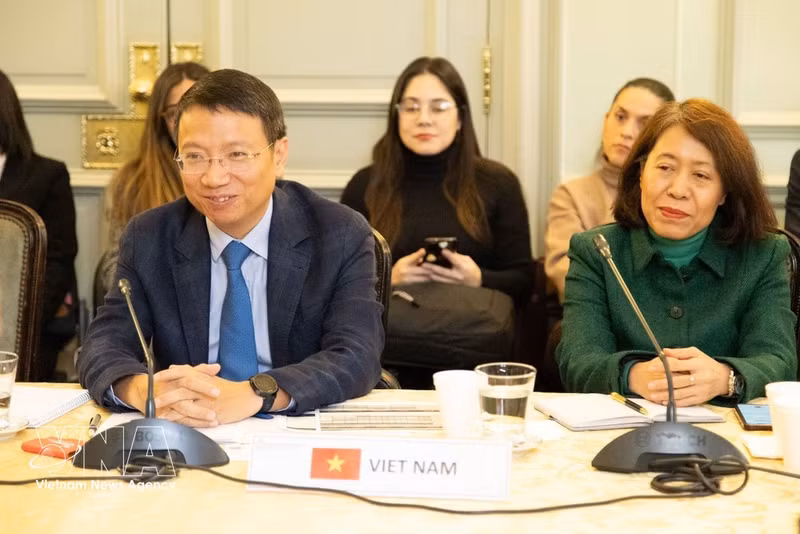 El director del Departamento de Política Comercial Multilateral, Le Trieu Dung, y la embajadora de Vietnam en Argentina, Ngo Minh Nguyet. (Foto: VNA)