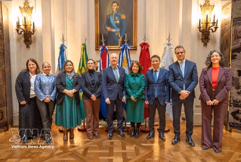 Los representantes de Vietnam, Argentina y los países miembro del Mercosur. (Foto: VNA)