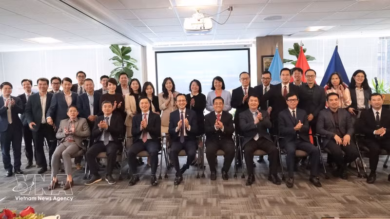 Miembros de la delegación vietnamita ante las Naciones Unidas y de las oficinas de representación de Vietnam en Nueva York. (Foto: VNA)