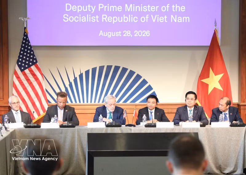 El viceprimer ministro de Vietnam Nguyen Van Thang y delegados en el coloquio empresarial. (Foto: VNA)