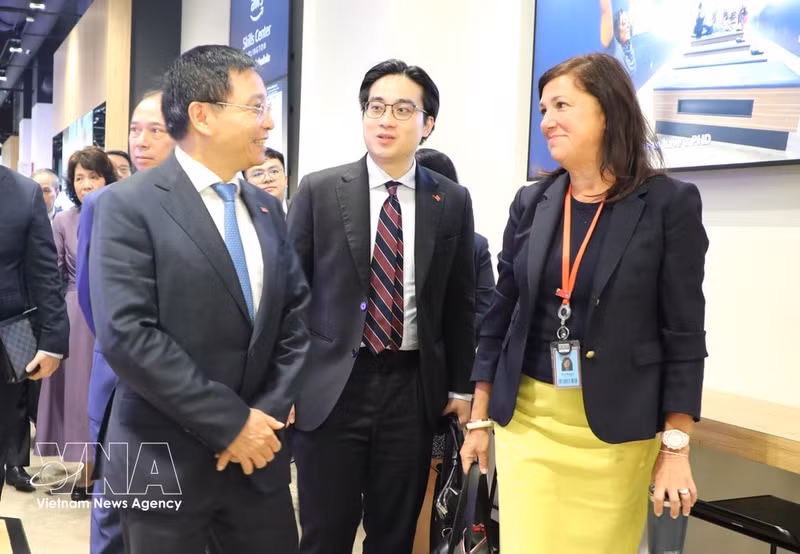 El viceprimer ministro Nguyen Van Thang trabaja en la sede del Grupo Amazon Web Services (AWS). (Foto: VNA)