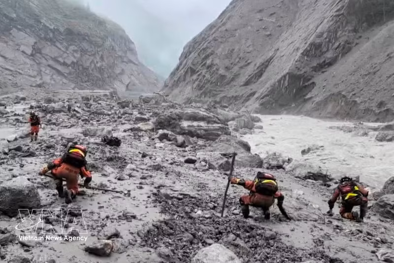 Los equipos de rescate trabajan en el lugar de la devastación causada por las inundaciones repentinas y los deslizamientos de tierra en el condado de Jilong, Región Autónoma del Tíbet, China, el 29 de agosto de 2026. (Foto: Xinhua/VNA)