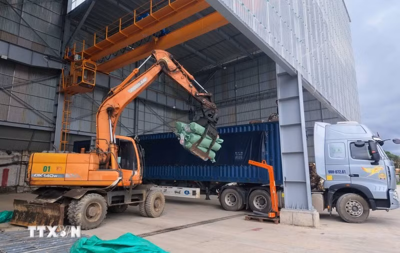 La maquinaria se integra en las líneas de gestión de carga, lo que ayuda a reducir las necesidades de mano de obra y a mejorar la eficiencia de las importaciones y exportaciones. (Foto: VNA)