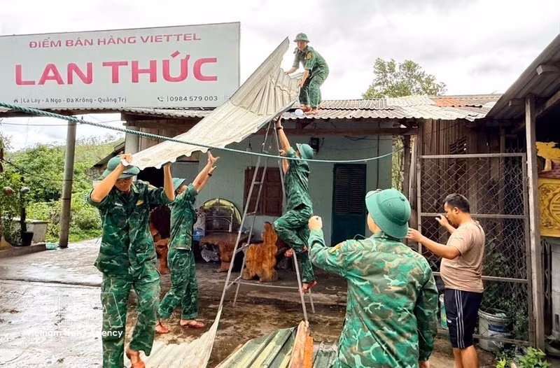 Los soldados del puesto fronterizo internacional de La Lay, en la provincia de Quang Tri, apoyan a los pobladores locales en las labores de recuperación tras las lluvias. (Foto: VNA)