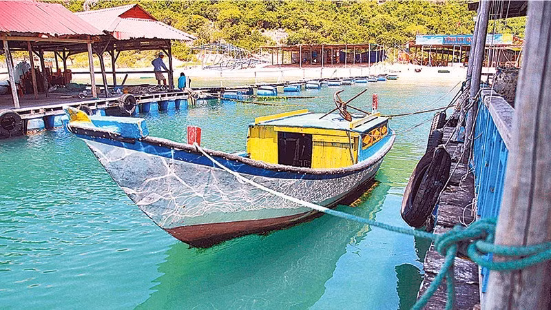 La apacible vida a orillas de la bahía de Vinh Hy.