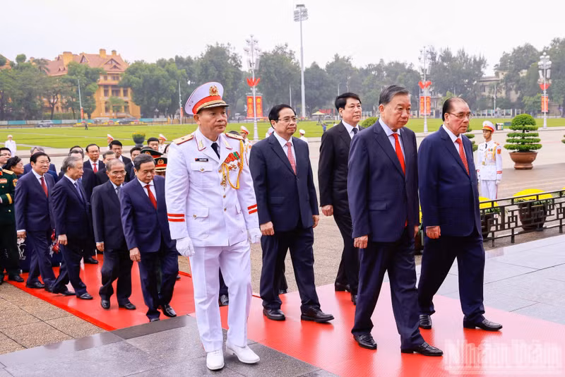 Los dirigentes y exdirigentes del Partido y del Estado rinden homenaje al Presidente Ho Chi Minh en su Mausoleo.