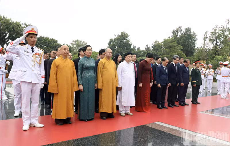 La delegación del Comité Central del Frente de la Patria de Vietnam rinde homenaje a los héroes y mártires.