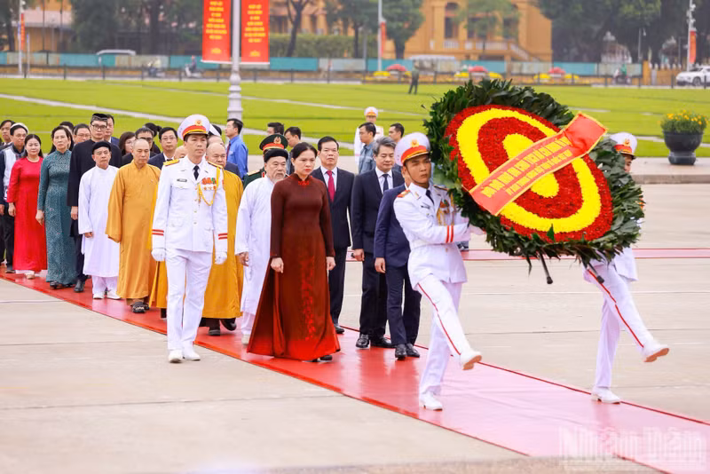 La delegación del Comité Central del Frente de la Patria de Vietnam deposita una ofrenda floral y rinde homenaje al Presidente Ho Chi Minh en su Mausoleo.