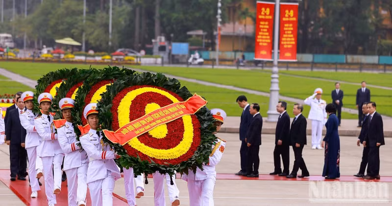 La ofrenda floral de la delegación lleva la inscripción “Eterna gratitud al gran Presidente Ho Chi Minh”.