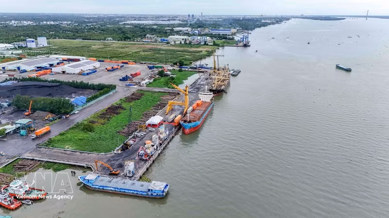 Se prevé que a partir de septiembre de 2026, los productos agrícolas del delta del Mekong se exporten directamente desde el puerto de Cai Cui a Guangxi, China. (Foto: VNA)