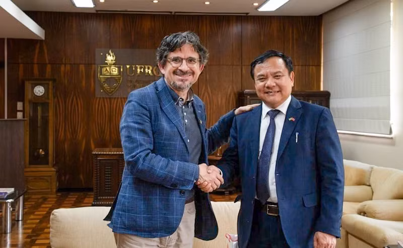 El embajador de Vietnam en Brasil, Bui Van Nghi, y el vicerector de la Universidad Federal de Rio Grande do Sul (UFRGS), Pedro de Almeida Costa. (Foto: Embajada de Vietnam en Brasil)