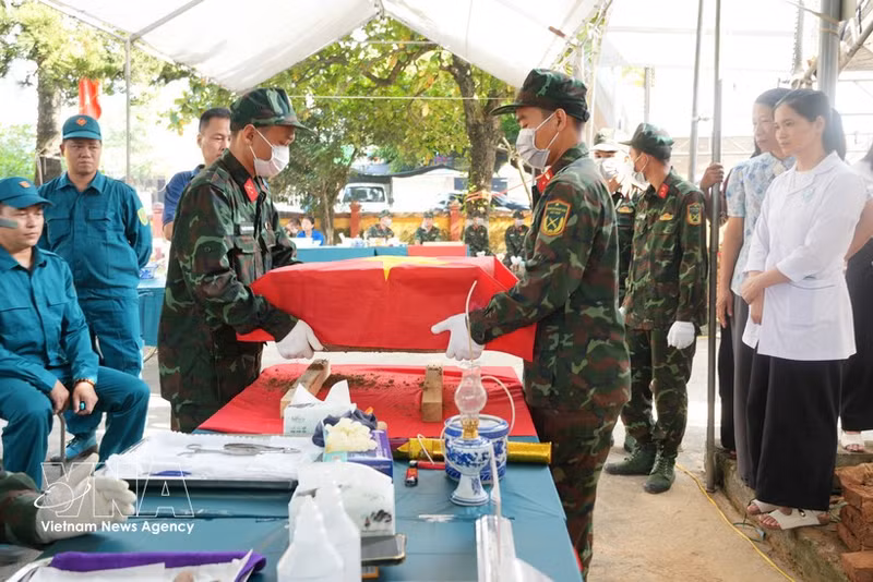 Soldados transportan los restos de soldados caídos a la mesa de muestreo en el cementerio de los mártires en la comuna de Binh Xuyen. (Foto: VNA)