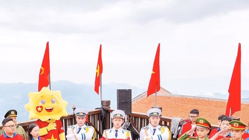 El equipo de protocolo procede al izamiento de la bandera nacional.