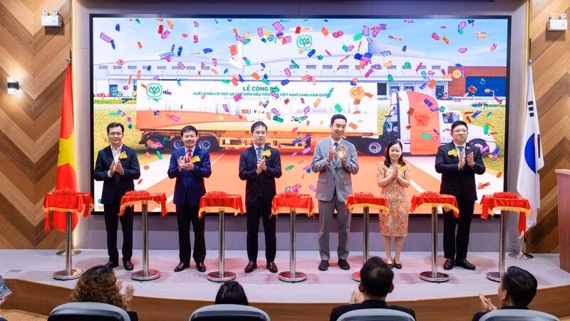 Delegados en la ceremonia de exportación del primer lote de carne de pollo procesado de Vietnam a Corea del Sur. (Foto: C.P. Vietnam)