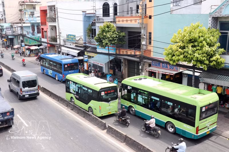 El autobús recoge pasajeros en la carretera nacional 22 (calle Le Quang Dao), cerca de la estación de autobuses de An Suong. (Foto: VNA)