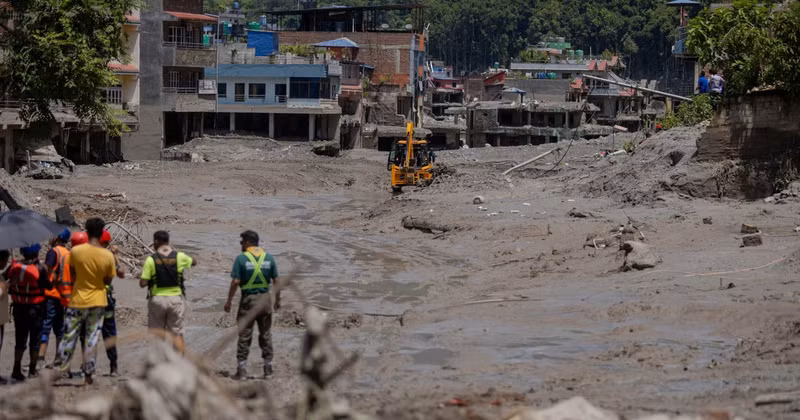 Los equipos de rescate buscan víctimas tras las inundaciones y deslizamientos de tierra en Nuwakot, Nepal, el 27 de agosto de 2026. (Foto: Xinhua/VNA)