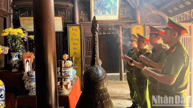 Unidades de la Policía local rinden homenaje a Vo Nguyen Giap en el recinto dedicado a su memoria con motivo del 81º aniversario de la Revolución de Agosto y del Día Nacional (2 de septiembre).