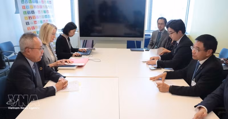 El viceprimer ministro de Vietnam Nguyen Van Thang se reúne con el secretario general adjunto de Asuntos Económicos y Sociales de las Naciones Unidas (ONU), Li Junhua. (Foto: VNA)
