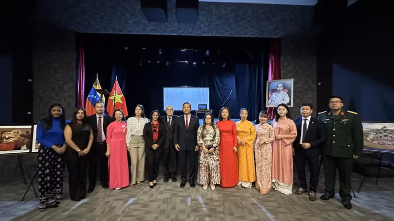 Académicos, investigadores y funcionarios de la Embajada de Vietnam en Venezuela posan para una foto grupal durante el acto. (Foto: Embajada de Vietnam en Venezuela)