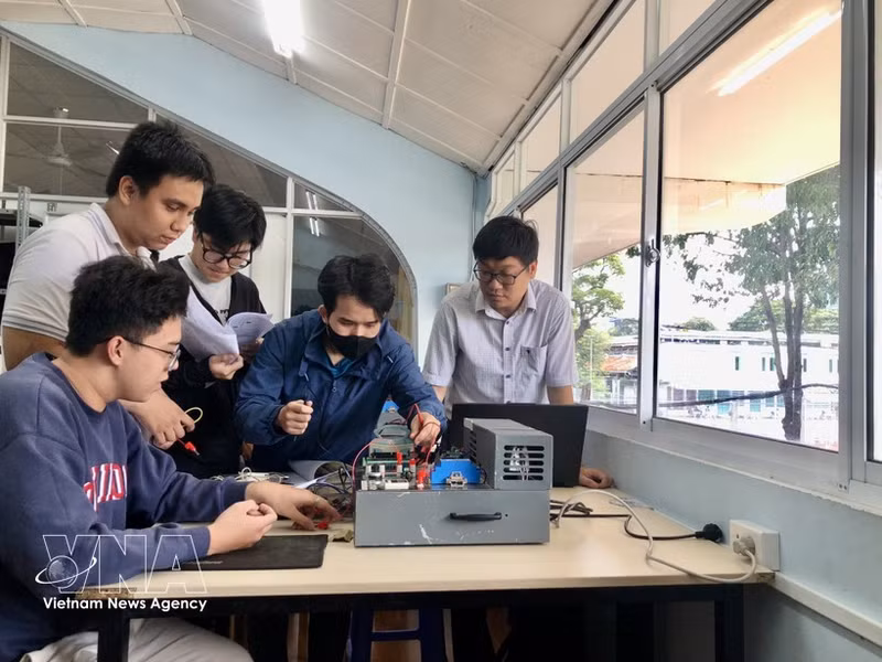 Estudiantes vietnamitas practican la aplicación de tecnologías avanzadas. (Foto: VNA)