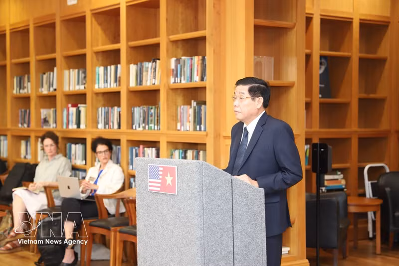 El viceministro de Defensa, Nguyen Van Gau, en la sesión de trabajo en la Universidad de Georgia. (Foto: VNA)
