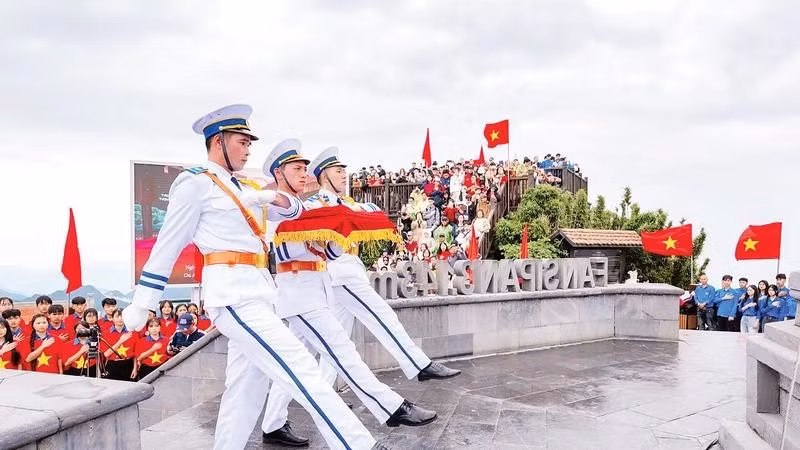 La bandera nacional es trasladada al lugar de la ceremonia.
