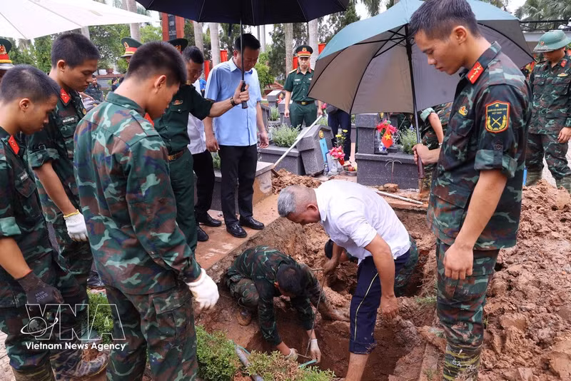 Se lleva a cabo el proceso de excavación y los restos de mártires no identificados son trasladados a la zona de recogida de muestras biológicas en el cementerio de los mártires de Nhon en Hanói. (Foto: VNA)