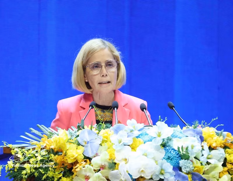 La embajadora del Perú en Vietnam, Patricia Raéz Portocarrero, intervino en la segunda sesión plenaria de la ceremonia de apertura a la firma de la Convención de las Naciones Unidas contra la Ciberdelincuencia (Convención de Hanói), el 26 de octubre de 2025. (Foto: VNA)