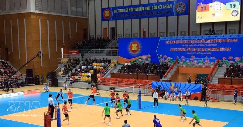 Tras la ceremonia de inauguración, se disputó el primer partido masculino entre los equipos del Ejército Popular de Vietnam y del Ejército de Myanmar. (Foto: VNA)