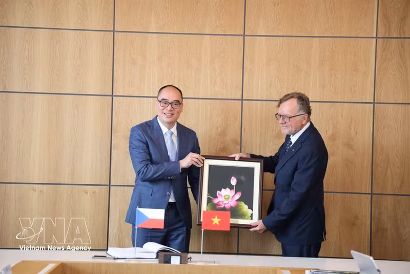 El viceauditor general de Vietnam, Bui Quoc Dung, y el presidente de la SAO checa, Miloslav Kala. (Foto: VNA)