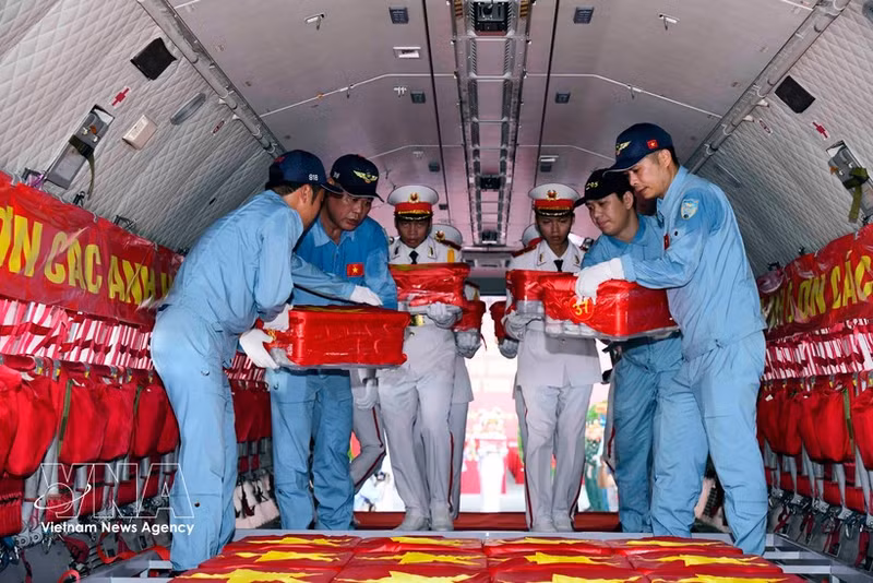 Vuelo especial traslada 7.104 muestras de restos de mártires. (Foto: VNA)