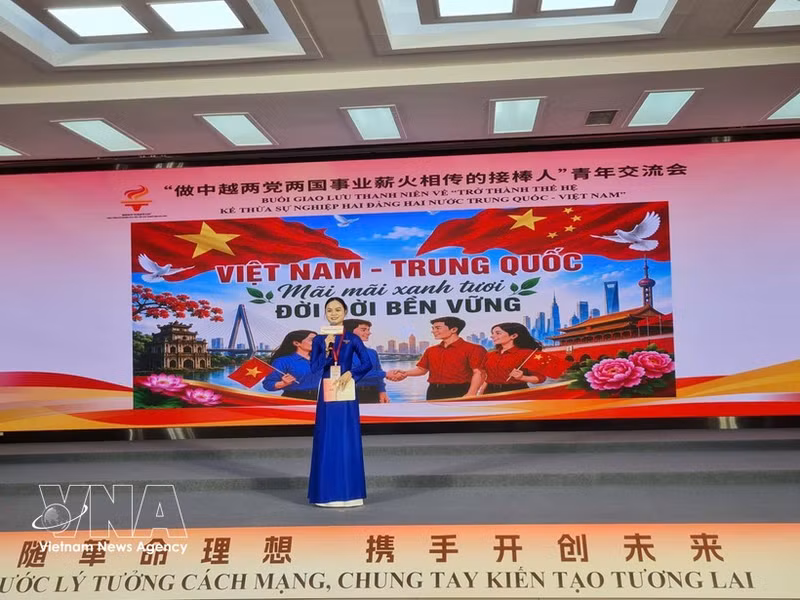 Do Ngoc Linh, secretaria de la Unión de Jóvenes del barrio de Phu Thuong, Hanói, comparte sus reflexiones sobre la amistad entre ambos países. (Foto: VNA)