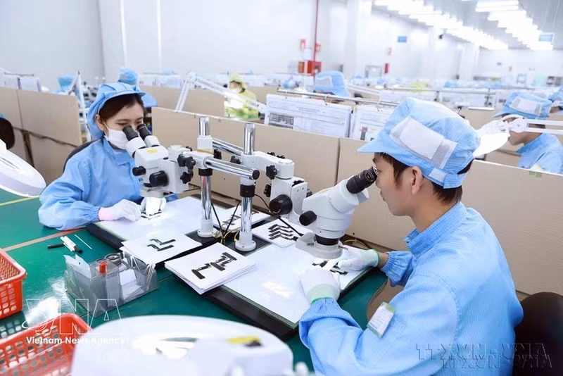 Los principales productos de exportación de Vietnam a Perú incluyen: teléfonos y componentes electrónicos, computadoras y productos electrónicos.(En la foto: Producción de componentes electrónicos en la empresa YPE Vina Electronics). (Fuente: VNA)