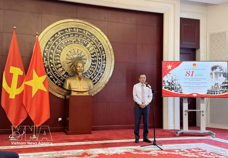 El embajador vietnamita en China, Pham Thanh Binh, interviene en la cita. (Foto: VNA)