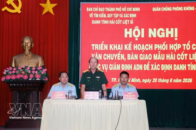 El coronel Nguyen Dinh Chuan, comisario político adjunto del Mando Militar de Ciudad Ho Chi Minh, interviene en la conferencia. (Foto: VNA)
