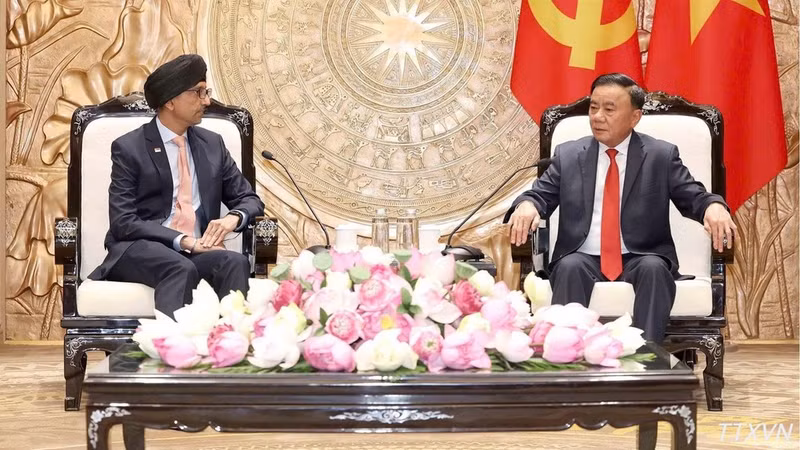 El integrante del Buró Político y miembro permanente del Secretariado del Comité Central del Partido Comunista de Vietnam, Tran Cam Tu, recibe al embajador de Singapur en el país, Rajpal Singh, en Hanói, el 5 de agosto de 2026. (Foto: VNA)