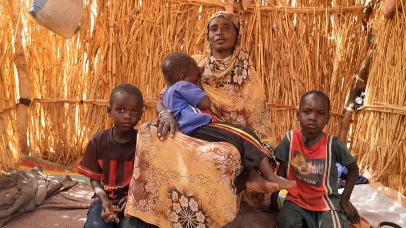 Una mujer y sus hijos en una tienda de campaña en un campamento de refugiados cerca de la ciudad fronteriza de Al-Tina, en el oeste de Sudán, el 19 de junio de 2026. (Foto: XINHUA)
