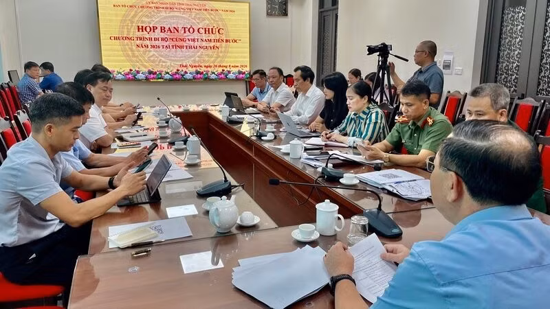 El Comité Organizador de la caminata Avanzamos con Vietnam en Thai Nguyen revisa los preparativos finales del programa. (Foto: THE BINH)