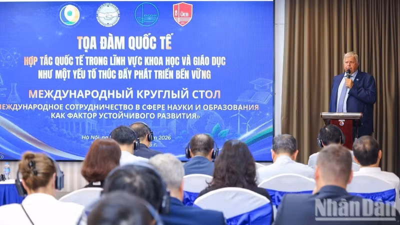 Andrey Belyaninov, secretario general de la Asamblea Mundial de los Pueblos y miembro de la Comisión de la Federación de Rusia para la Unesco, habla en la cita. 