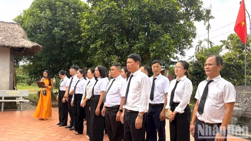 Delegaciones de unidades y localidades de la provincia de Quang Tri rinden homenaje al General con profundo respeto y gratitud.