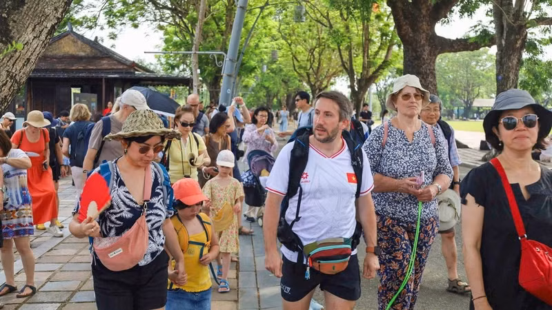 El número de turistas que visitan Hue aumenta considerablemente durante las vacaciones y los festivales.