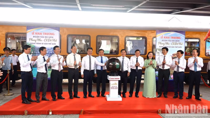 Los delegados presionan el botón para inaugurar el tren turístico “Phong Nha – Antigua capital imperial de Hue: Ruta del Patrimonio Mundial”. (Foto: Nhan Dan)