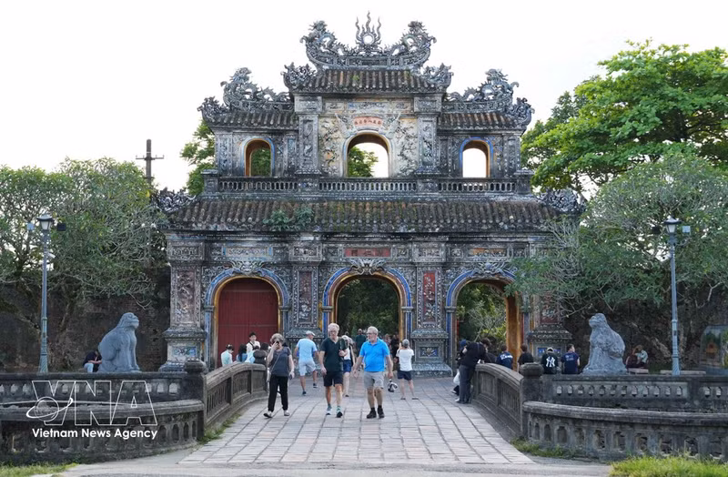Turistas visitan la Ciudadela Imperial de Hue. (Foto: VNA)