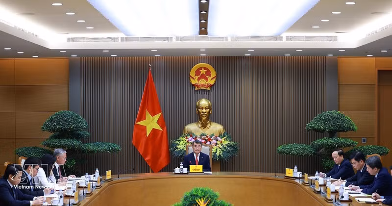 El primer ministro de Vietnam, Le Minh Hung, mantiene una conversación telefónica con el canciller de Alemania, Friedrich Merz. (Foto: VNA)
