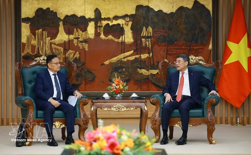 El primer ministro Le Minh Hung recibe al viceprimer ministro y titular de Finanzas de Laos, Santiphab Phomvihane. (Foto: VNA)