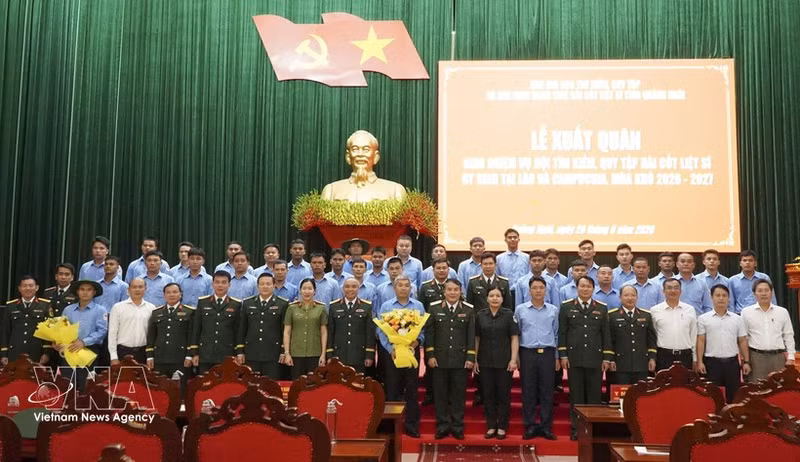 Los delegados y los miembros del Equipo K53 antes de partir hacia su misión. (Foto: VNA)