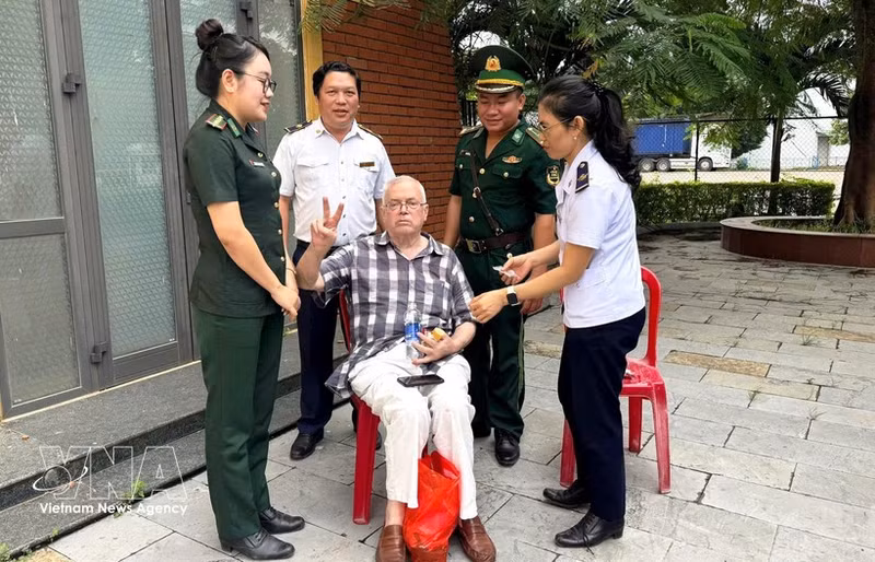 Los agentes de la Estación de Guardias Fronterizos de la Puerta Fronteriza Internacional de Lao Bao, prestan asistencia y atención de emergencia oportuna al turista estadounidense Eugenne Grosman. (Foto: VNA)
