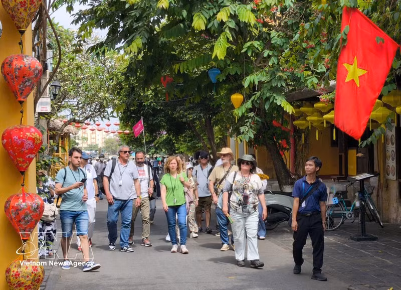 Turistas internacionales visitan el casco antiguo de Hoi An, en la ciudad de Da Nang. (Foto: VNA)